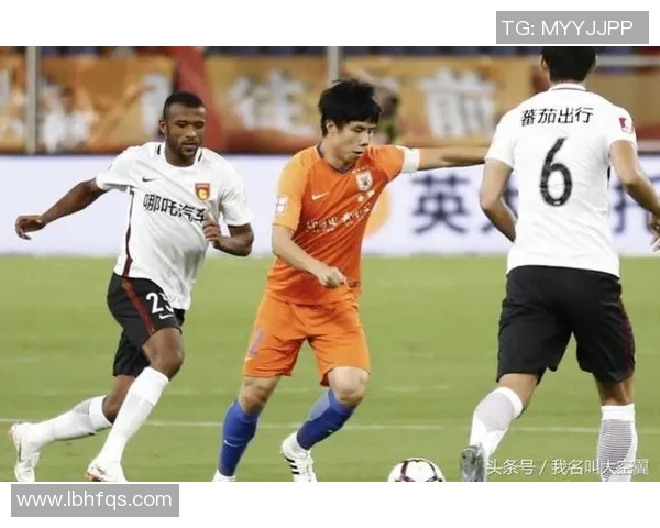 申花与华夏幸福激战正酣刘越展现卓越球技引发球迷热议 申花与华夏幸福激战正酣刘越展现卓越球技引发球迷热议